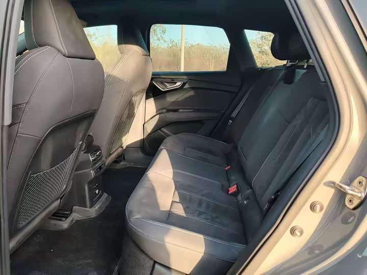 Photo 6 - Audi Q4 e-tron