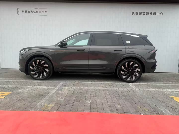 Photo 3 - Lincoln Nautilus