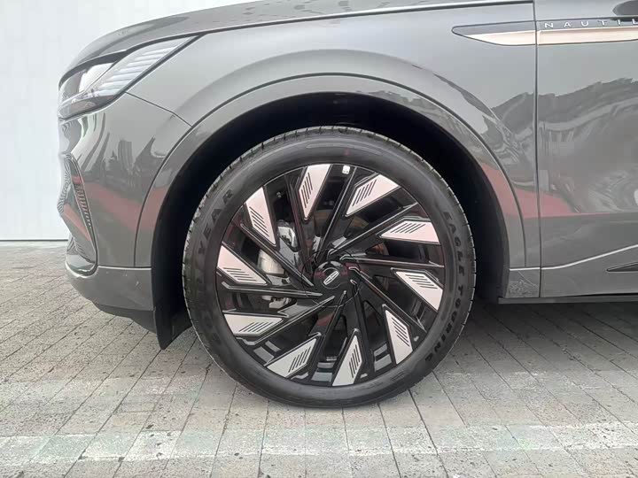 Photo 7 - Lincoln Nautilus