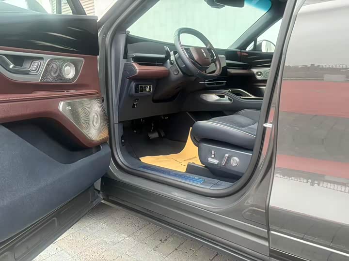 Photo 8 - Lincoln Nautilus