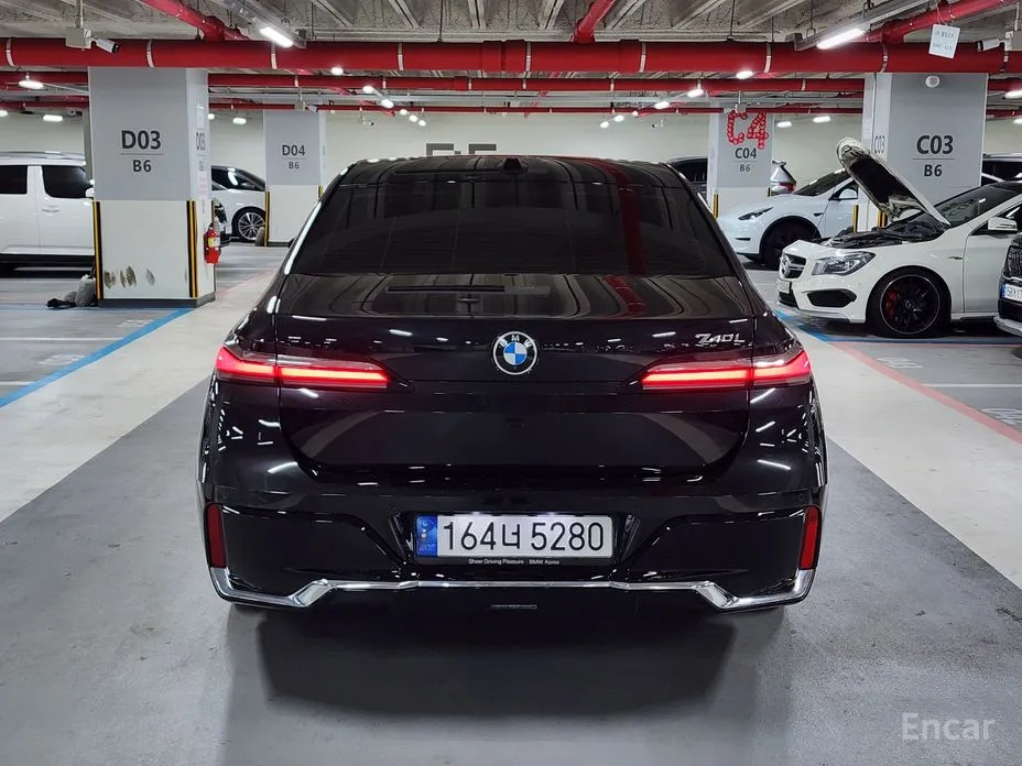 Photo 4 - BMW 7 Series