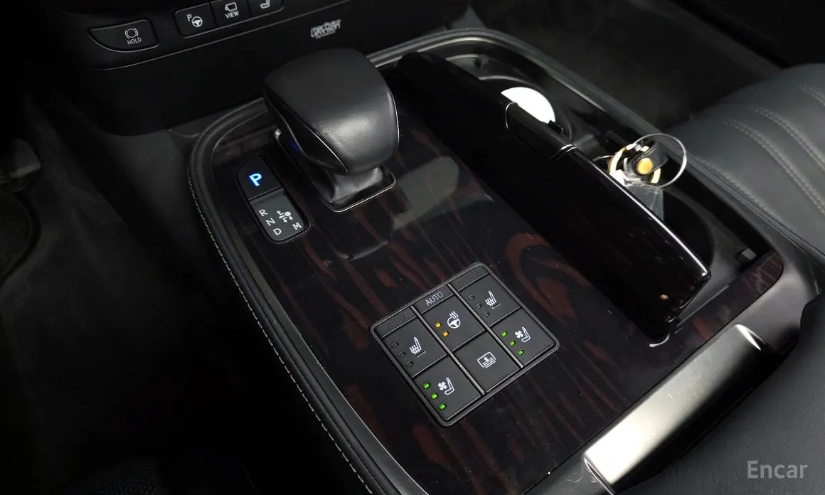 Фото 9 - Lexus LS