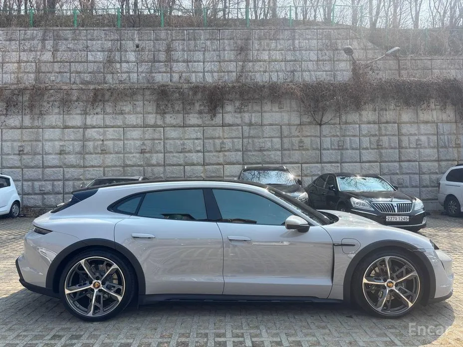 Фото 16 - Porsche Taycan