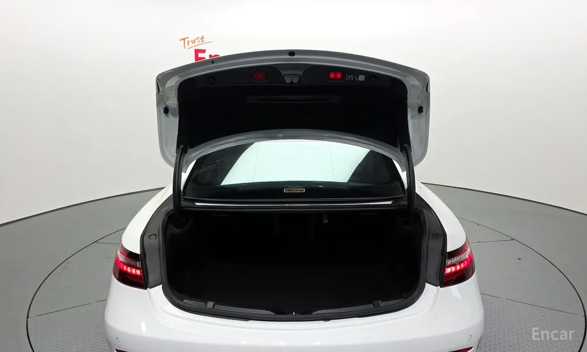 Фото 20 - Mercedes-Benz E-Class