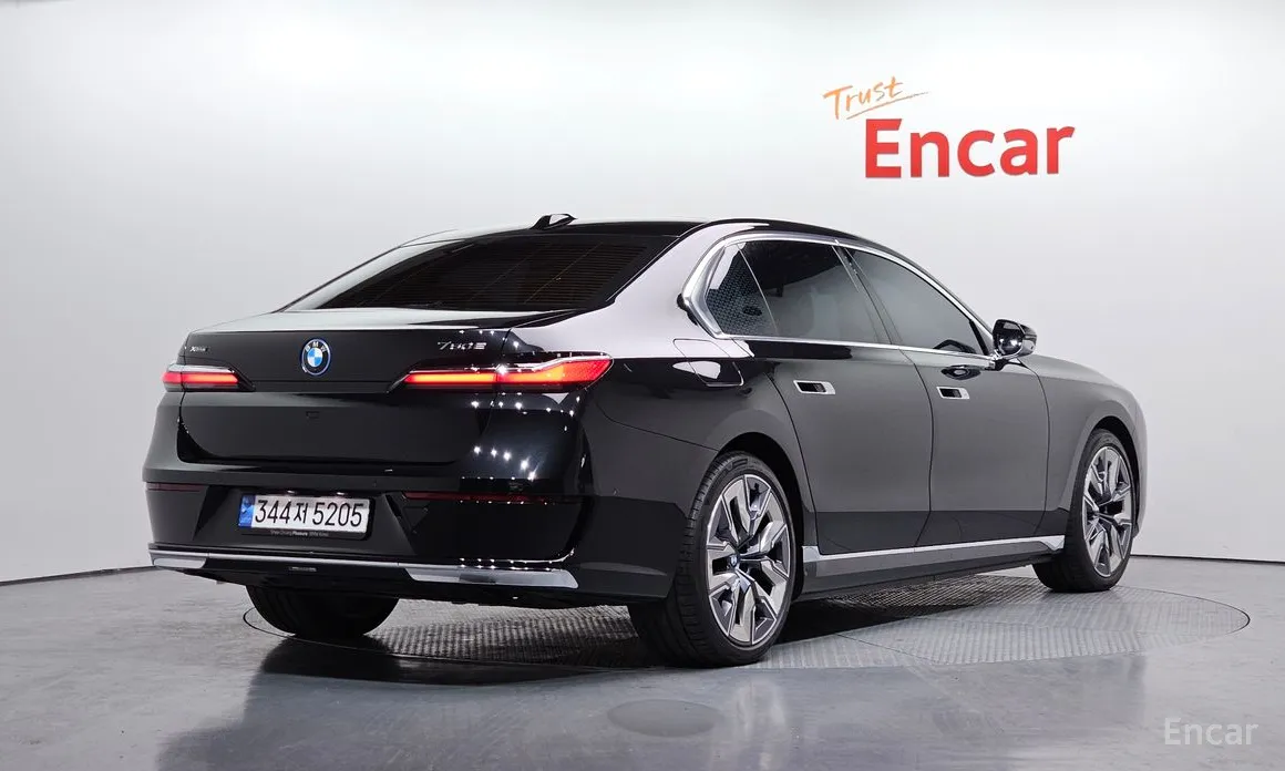 Фото 2 - BMW 7 Series