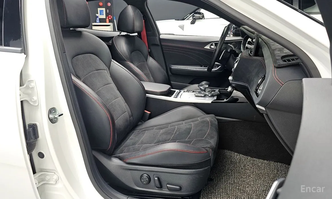 Фото 10 - Kia Stinger