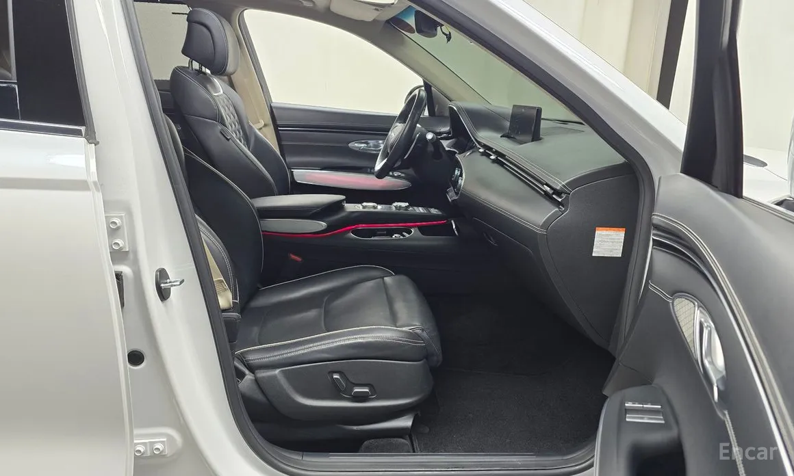 Photo 11 - Genesis GV70