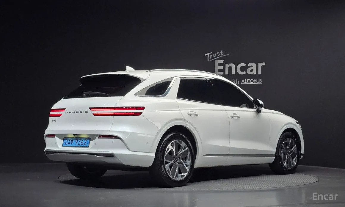 Photo 2 - Genesis GV70