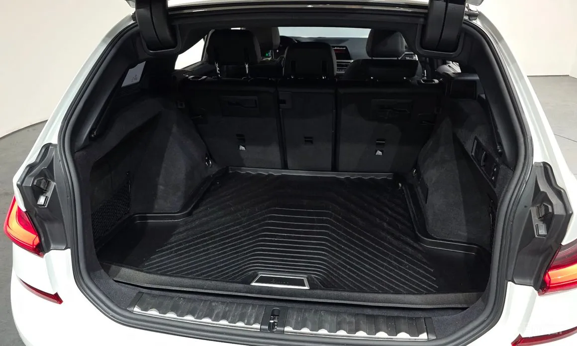 Photo 20 - BMW 3 Series