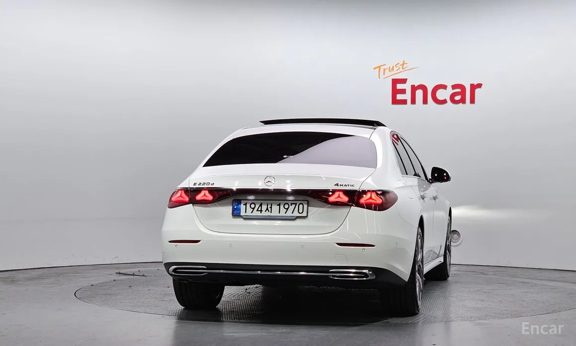 Фото 4 - Mercedes-Benz E-Class