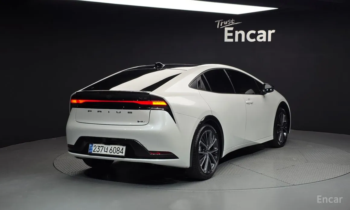 Фото 2 - Toyota Prius