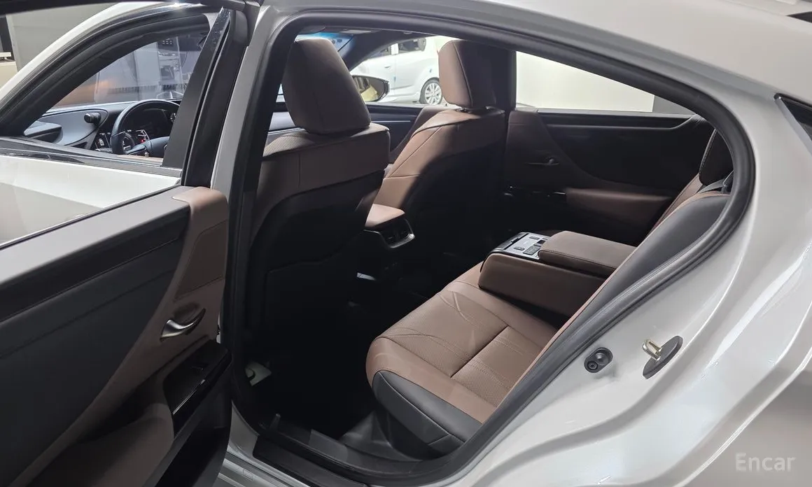 Фото 11 - Lexus ES