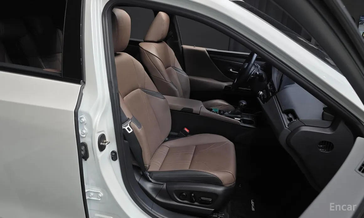 Фото 12 - Lexus ES