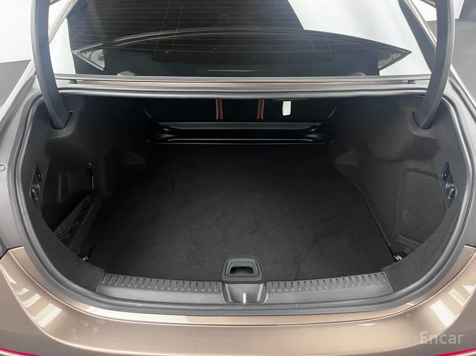 Фото 17 - Mercedes-Benz E-Class