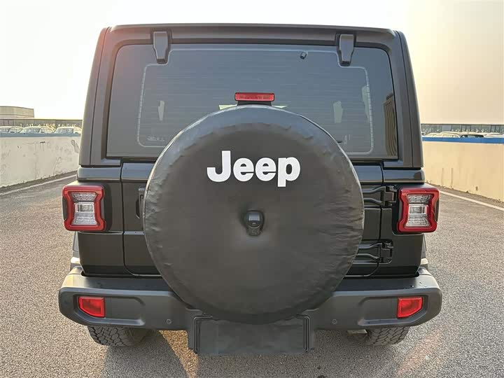 Фото 4 - Jeep Wrangler