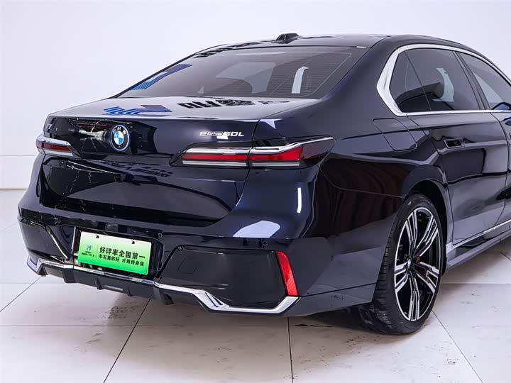 Фото 8 - BMW i7