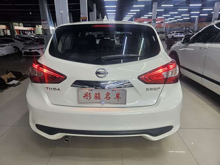 Фото 8 - Nissan Tiida