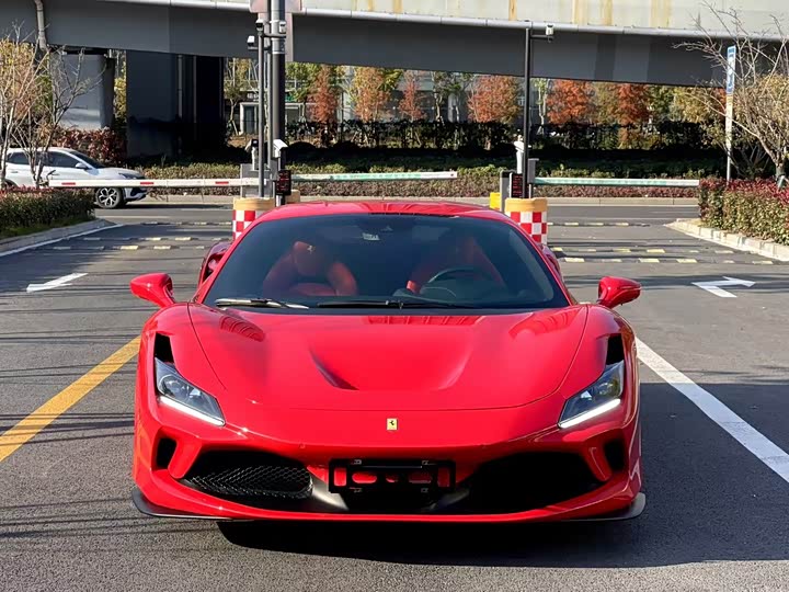 Photo 2 - Ferrari F8