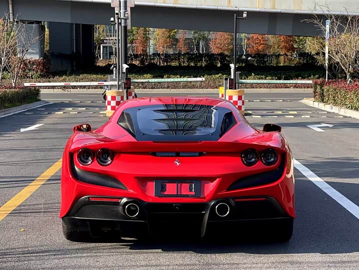 Photo 7 - Ferrari F8