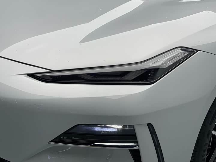 Photo 5 - Geely Galaxy E8