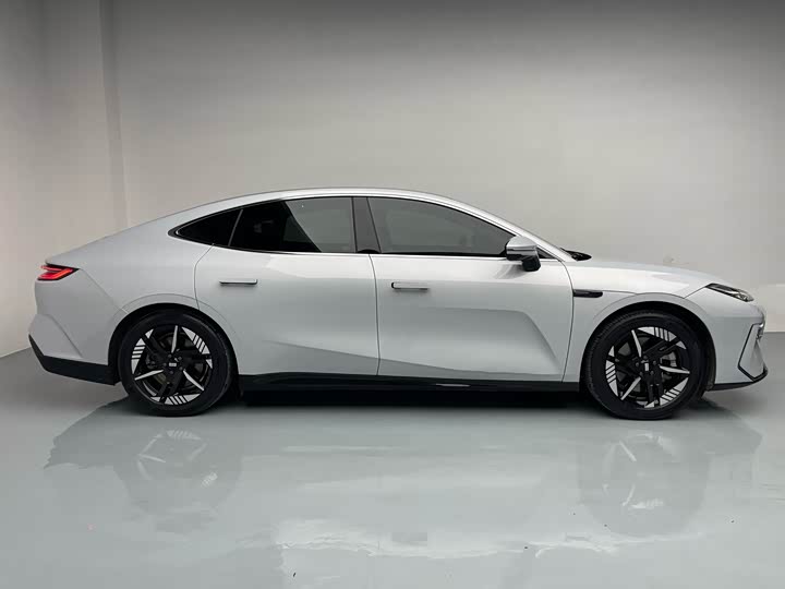 Photo 7 - Geely Galaxy E8