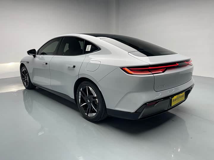 Photo 9 - Geely Galaxy E8