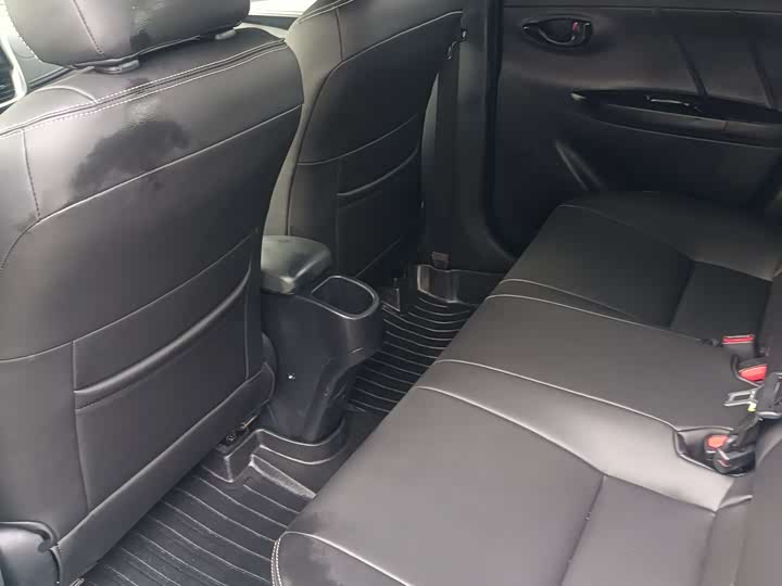 Photo 4 - Toyota Yaris L Hatchback