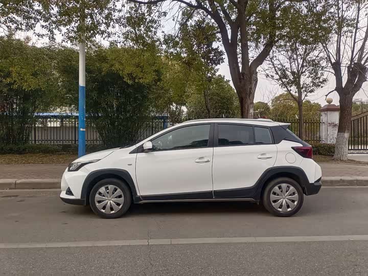 Photo 7 - Toyota Yaris L Hatchback