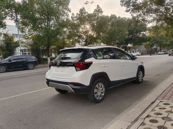 Photo 8 - Toyota Yaris L Hatchback