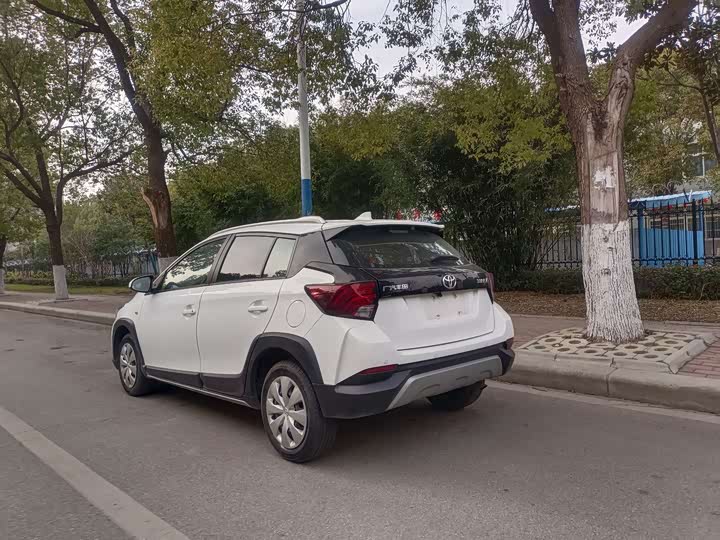 Photo 9 - Toyota Yaris L Hatchback