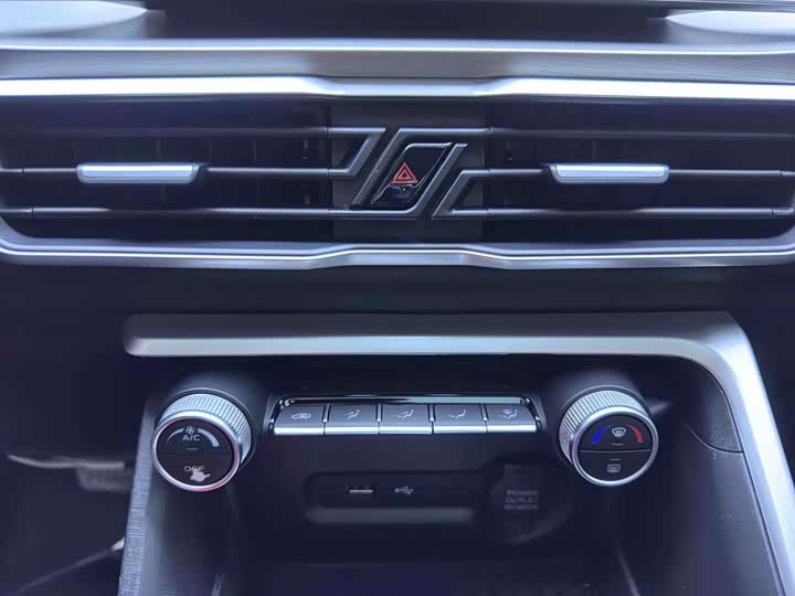 Фото 9 - Geely Coolray