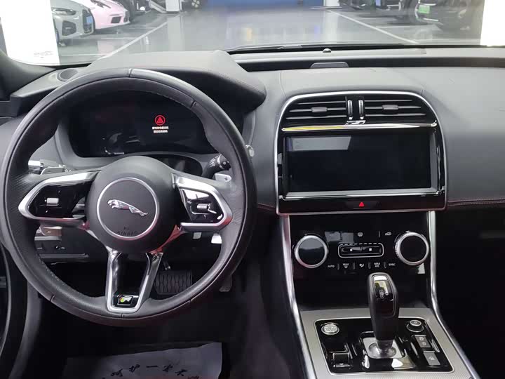 Фото 6 - Jaguar XE L