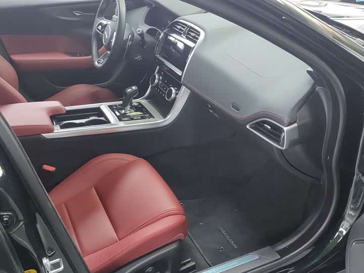 Фото 8 - Jaguar XE L