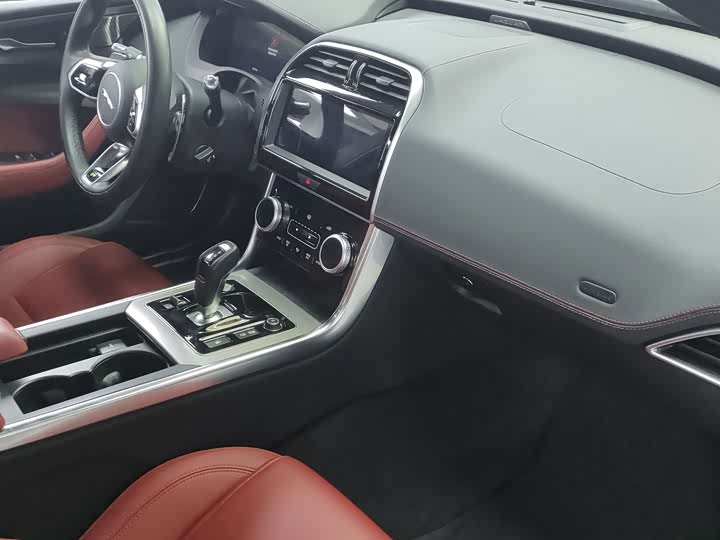 Фото 9 - Jaguar XE L