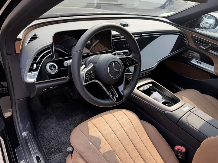 Фото 4 - Mercedes-Benz E-Class