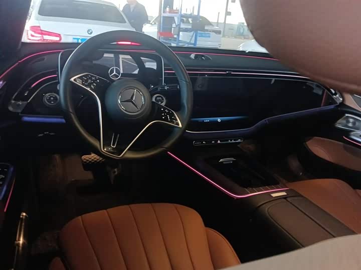 Фото 5 - Mercedes-Benz E-Class