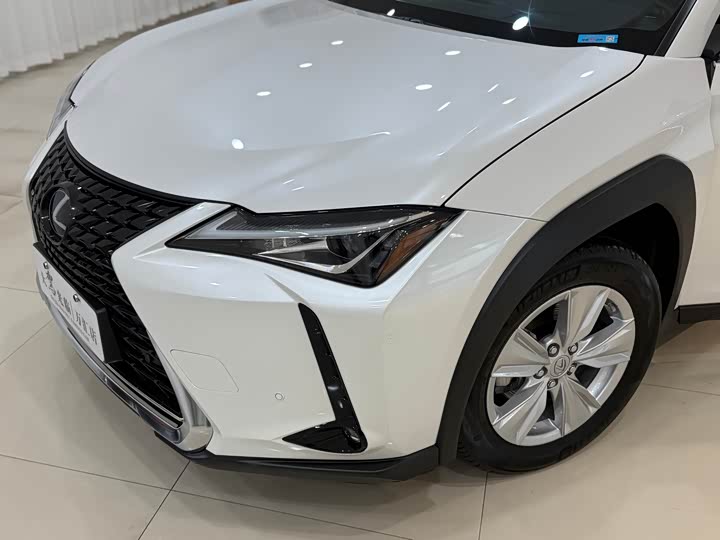Фото 3 - Lexus UX