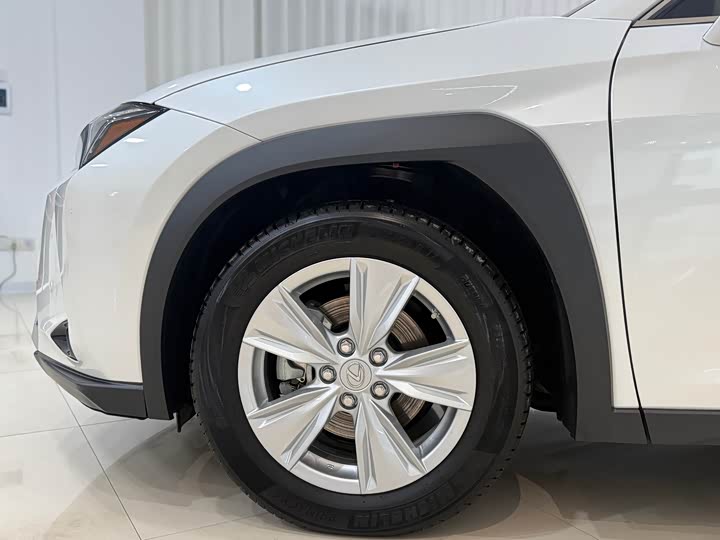 Фото 4 - Lexus UX