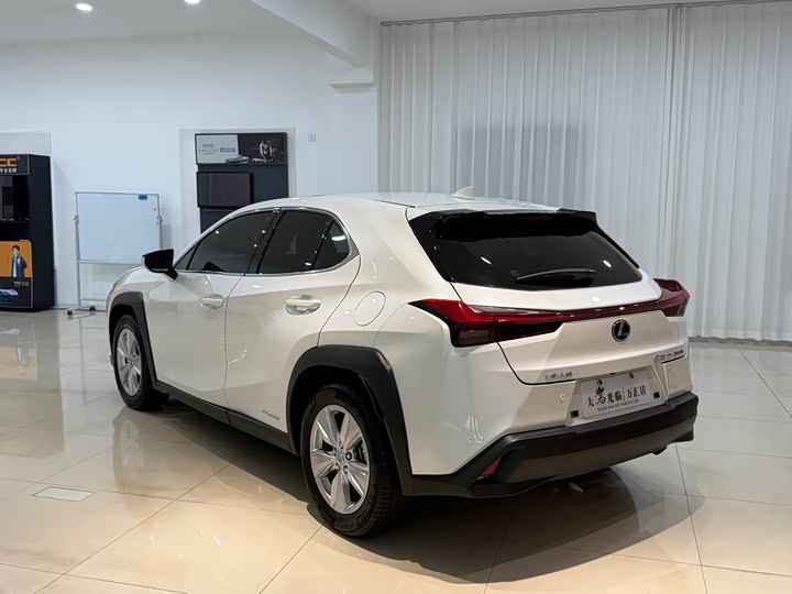 Фото 5 - Lexus UX