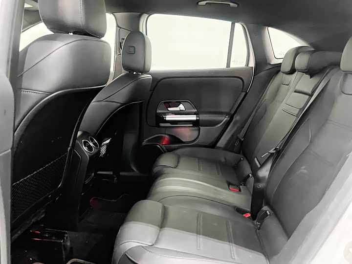 Фото 9 - Mercedes-Benz GLA-Class