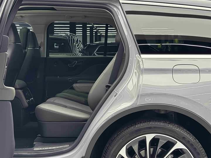 Фото 7 - Lincoln Aviator