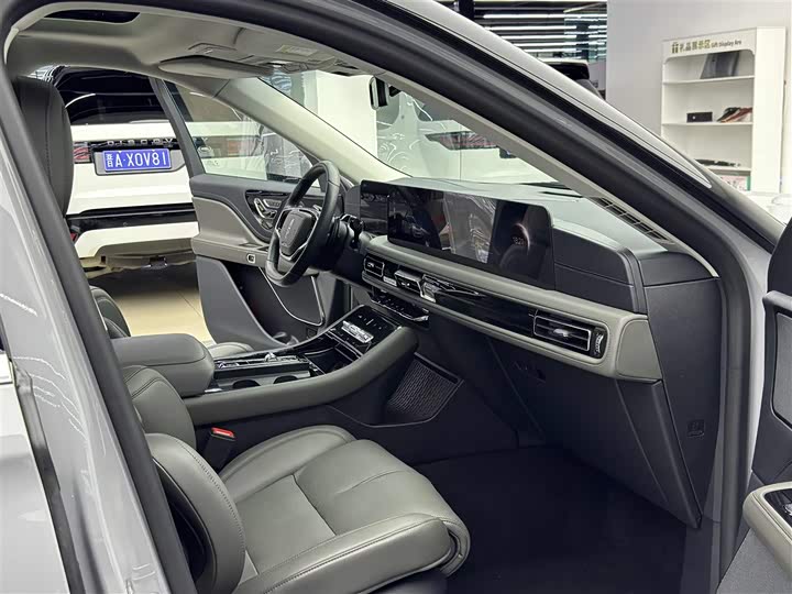 Фото 8 - Lincoln Aviator