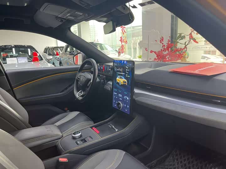 Photo 8 - Ford Mustang Mach-E