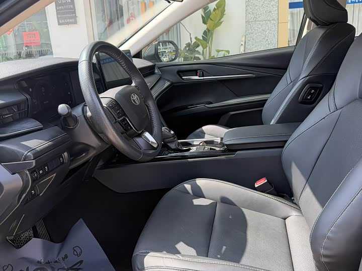 Фото 4 - Toyota Camry