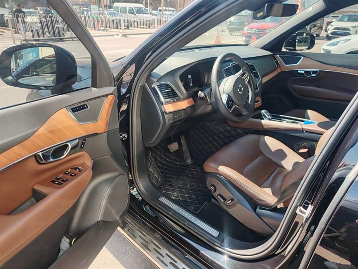 Фото 4 - Volvo XC90