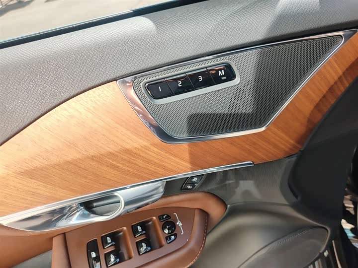 Фото 6 - Volvo XC90