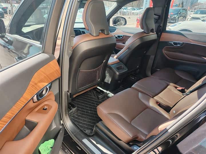 Фото 9 - Volvo XC90