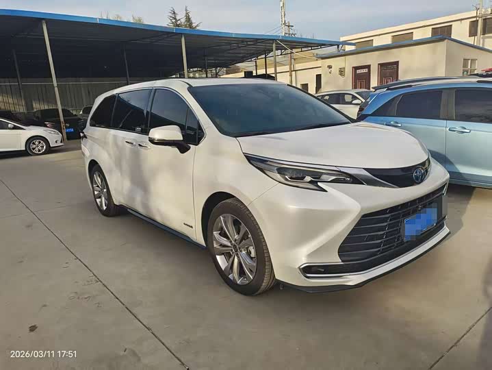 Photo 2 - Toyota Sienna