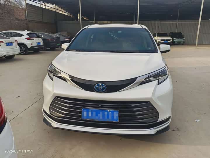 Photo 3 - Toyota Sienna