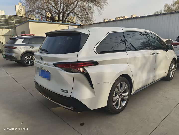 Photo 4 - Toyota Sienna